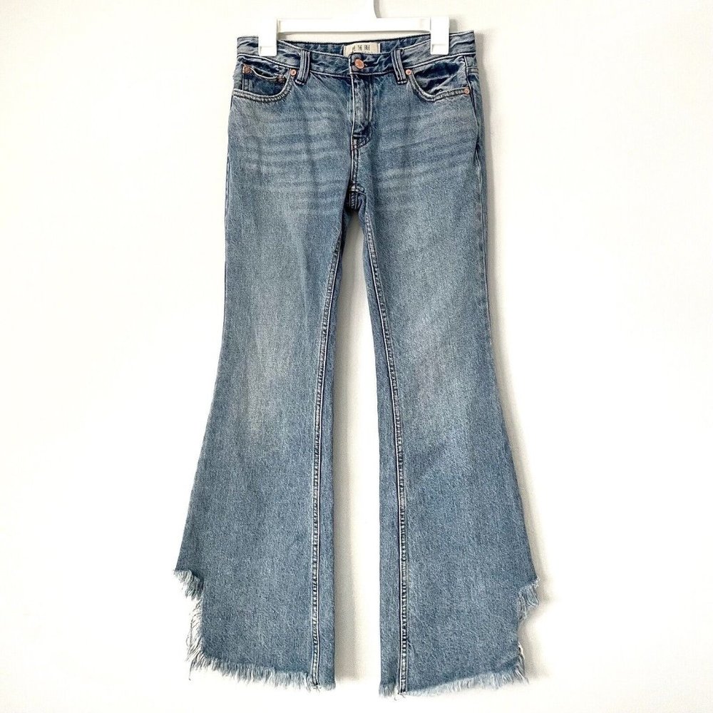 We The Free Vintage Flare Raw Hem Blue Jeans Women’s Size 25